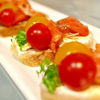【彩り前菜】トマトとサーモンの2種類のブルスケッタ